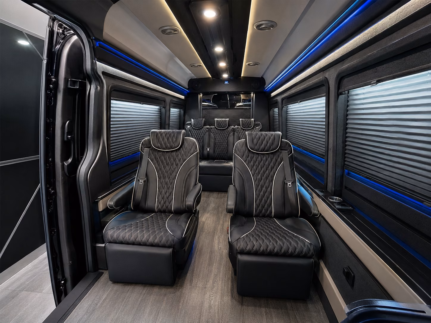 keeping large groups together on long distance airport transfers from detroit and chicago